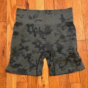 Camo workout shorts (L)